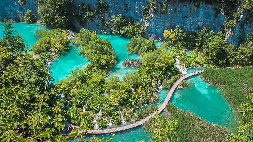 Seen, Fluss und Wasserfall im Plitvicer Seen Nationalpark in Kroatien