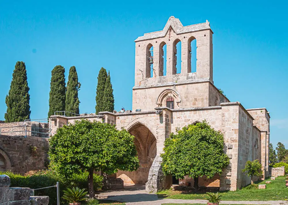 Eingang in das Bellapais Kloster in Girne (Kyrenia) in Nordzypern