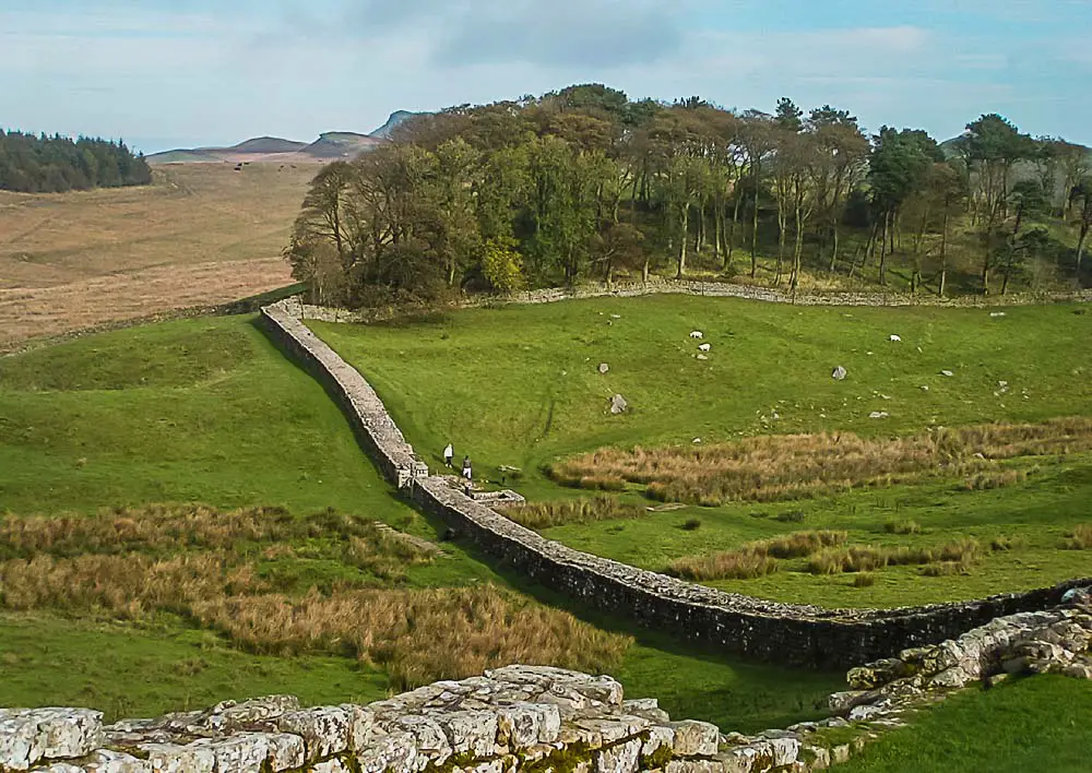 Erhaltene Mauern der Sehenswürdigkeiten am Hadrianswall im Vereinigten Königreich