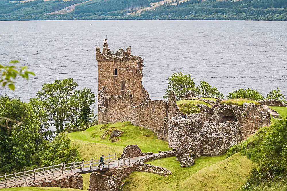 Burg am Ufer von Loch Ness mit dem See im Hintergrund