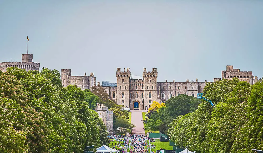 Blick auf die Straße nach Windsor Castle mit vielen Touristen und dem umliegenden Park