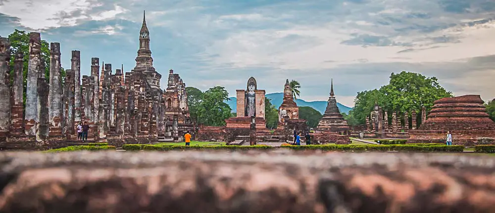 Ruinen von Sukhothai mit Tempeln und Statuen