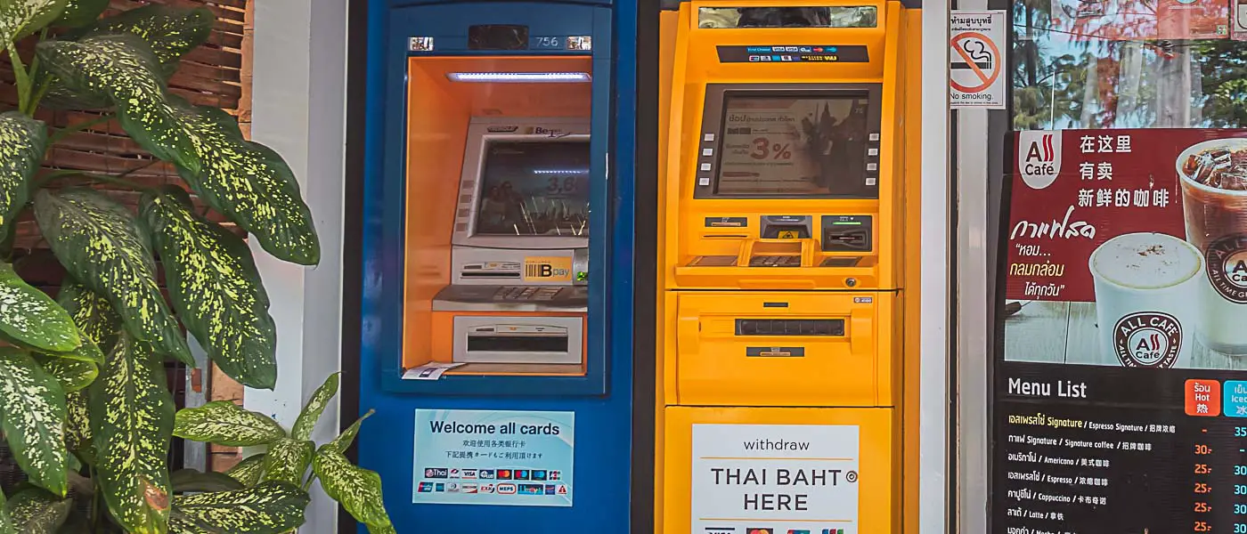 Bild von einem Geldautomaten (ATM) in Thailand mit der Aufschrift Thai Baht Cash Here!