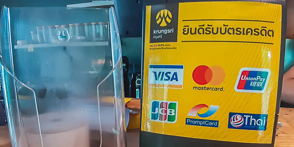 Kartenlesegerät in Thailand (Phuket) mit einer Liste akzeptierter Karten von Visa, Mastercard, American Express, Union Pay und Thai Payment Card