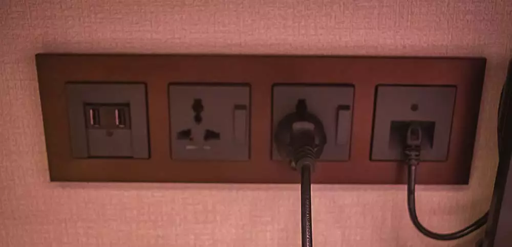 Adapter-Steckdose (Universalsteckdose) in einem Hotel in Singapur