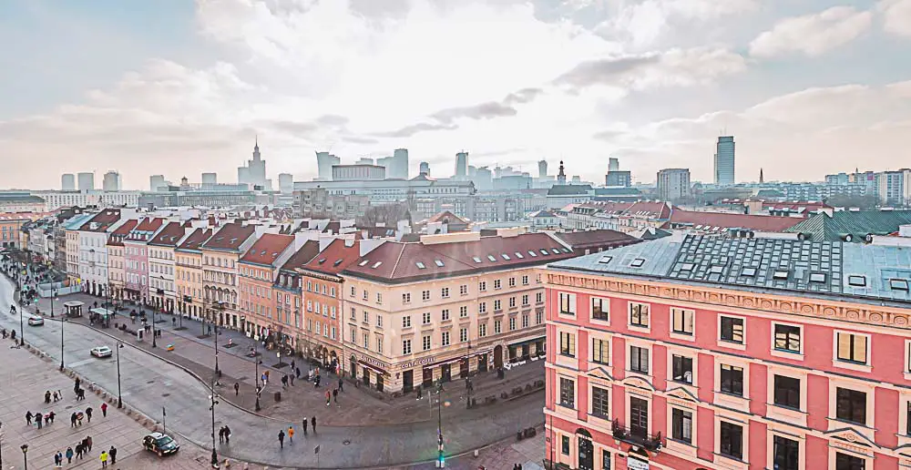 Altstadt von Warschau während dem Sonnenuntergang mit Blick auf das Finanzviertel im Hintergrund
