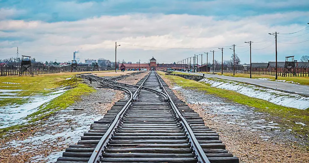 Schienen zum Eingang im Konzentrationslager Auschwitz in Polen