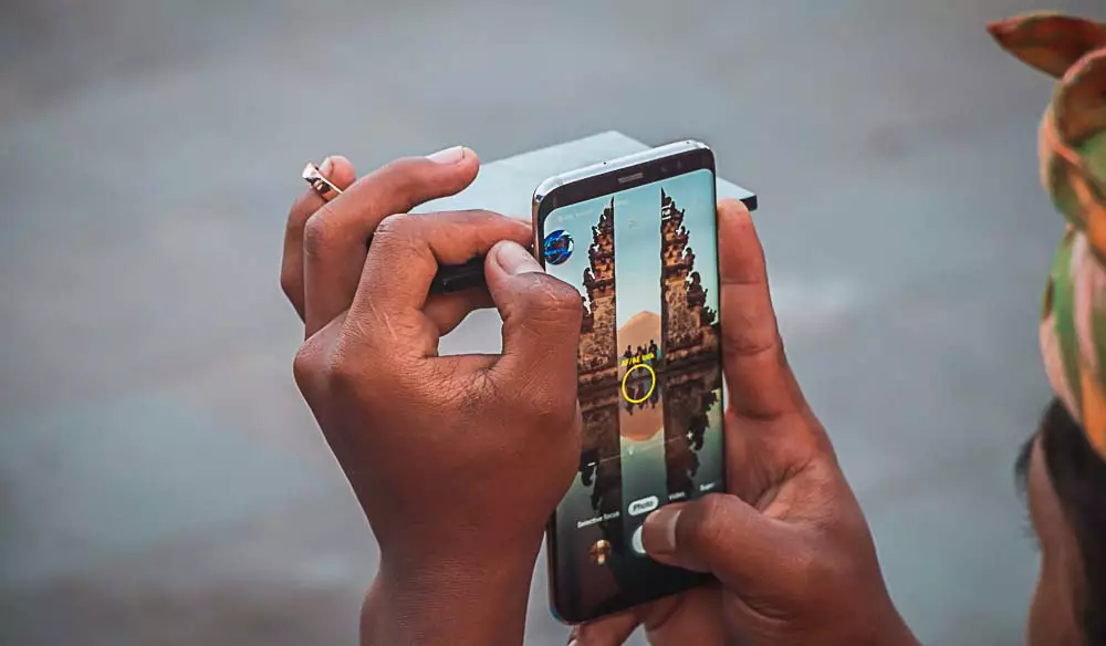 Fake Bild mit einem Spiegel und Smartphone vom Lempuyang Tempel in Bali