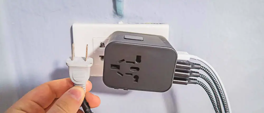 Universal-Reiseadapter im Vergleich mit einem Stecker Typ A