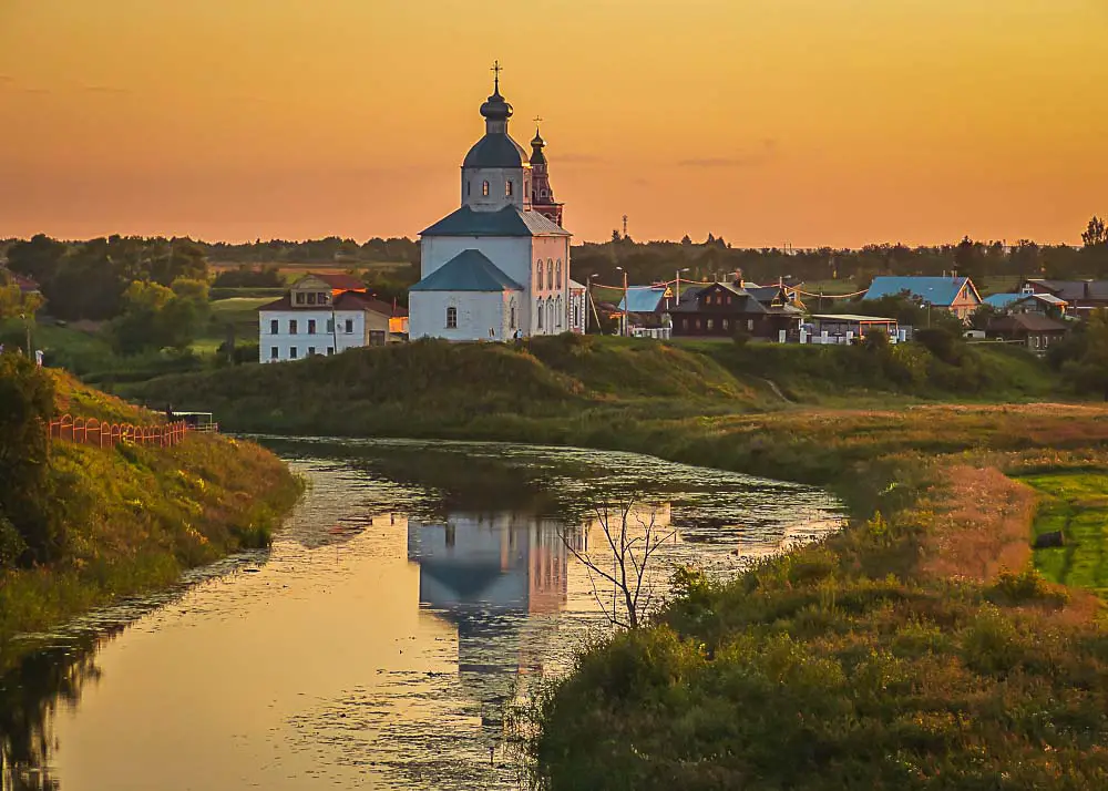 Suzdal Landschaft und Kirche in Russland