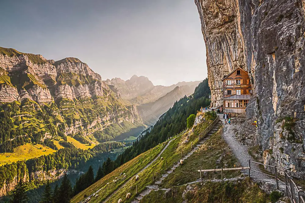 Gasthaus Aescher Wildkirchli mit dem Bergpanorame dahinter