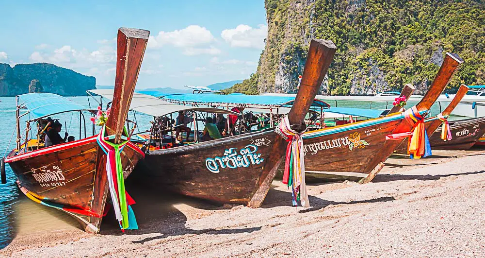 Longboat an einem Strand in Thailand