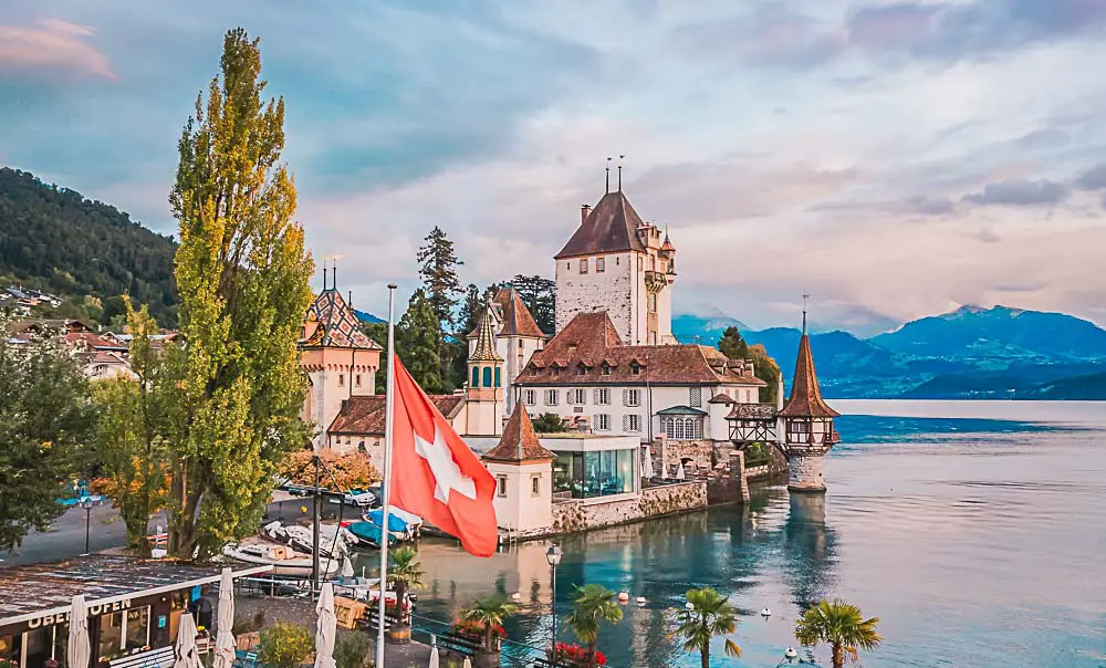 Schloss Oberhofen mit dem See dahinter