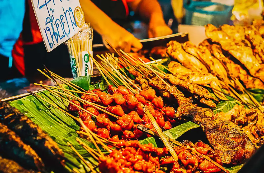 Thai Nightmarket mit Grillfleisch in Thailand