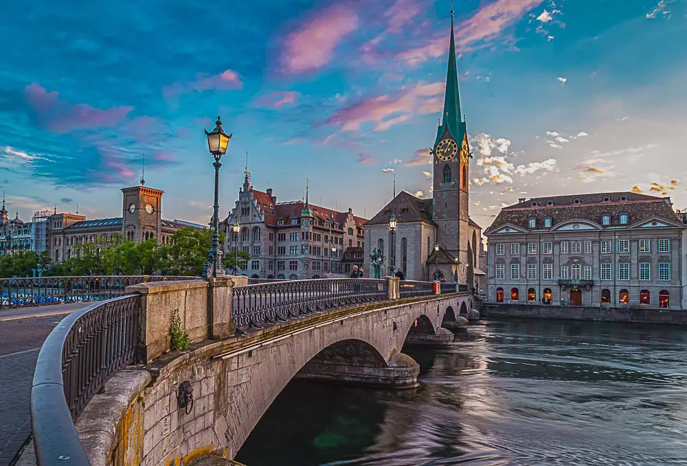 Altstadt von Zürich mit der Brücke und der Kirche