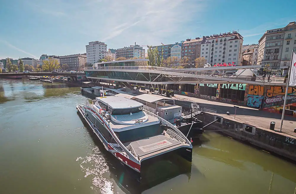 Twin City Liner Katamaran von Wien nach Bratislava am Donaukanal