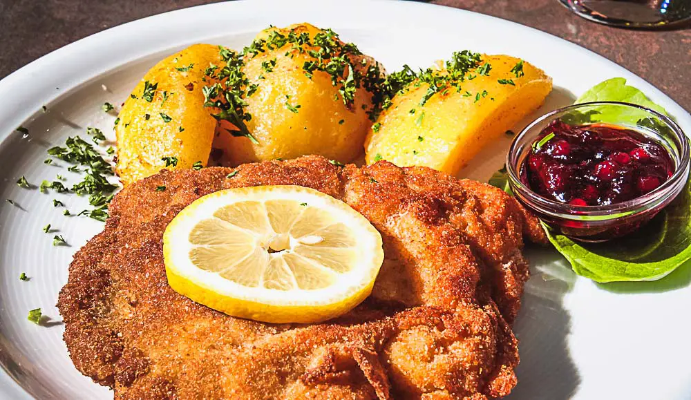 Wiener Schnitzel auf einem Teller Wiener Schnitzel auf einem Teller