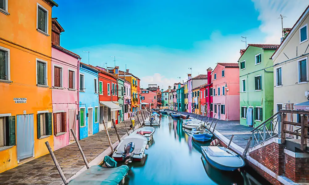 Bunte Häuser auf der Insel Burano in Venedig, Italien