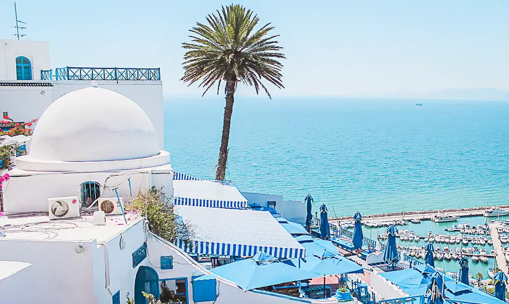 Cafe mit Blick auf das Meer in Tunesien