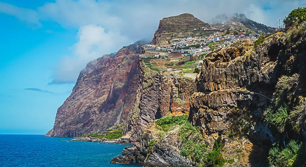 Dorf an der Küste der Insel Madeira in Portugal