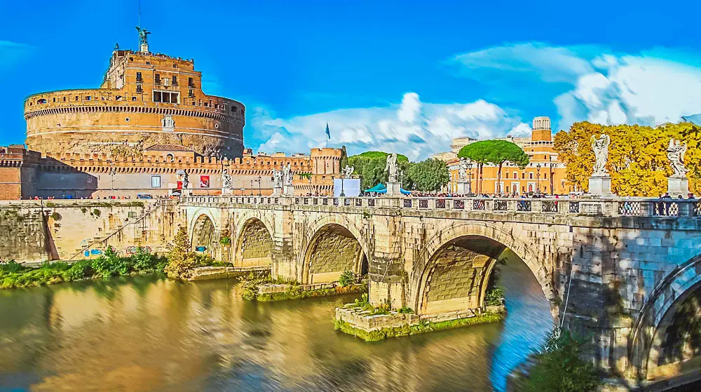 Engelsburg und Brücke am Tiber in Rom, Italien