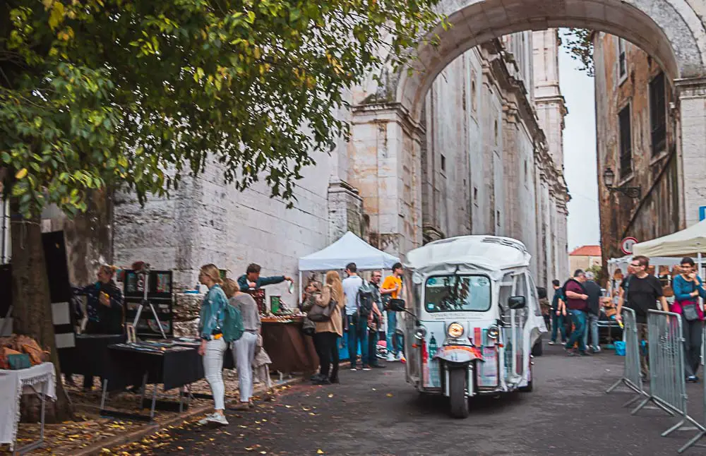 Flohmarkt beim Pantheon in Lissabon in Portugal