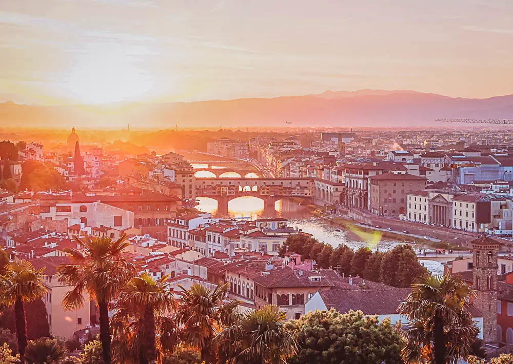 Sonnenuntergang und die Brücke in Florenz in Italien