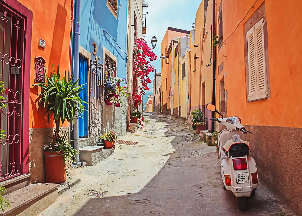 Bunte Gassen in einem Dorf in Italien Bunte Gassen in einem Dorf in Italien
