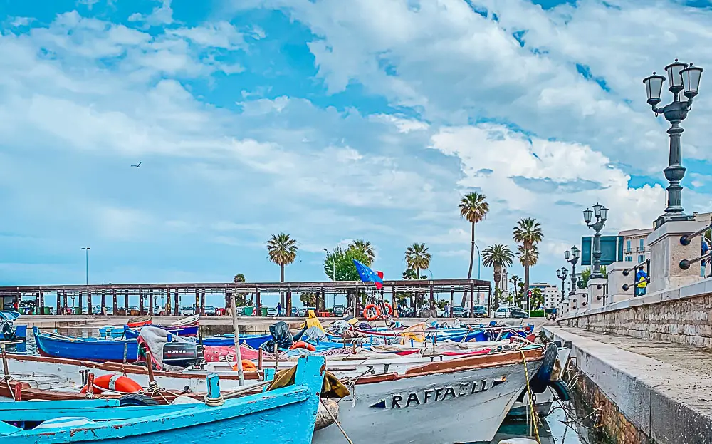 Boote im Hafen von Bari in Italien