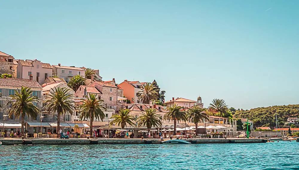 Häuser an der Küste von Hvar