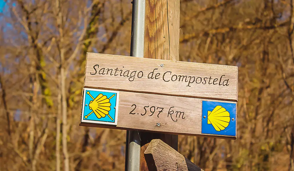 Jakobsweg Schild nach Santiago de Compostela in Spanien