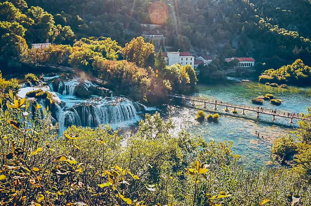 Nationalpark mit einem Wasserfall und Wald in Kroatien