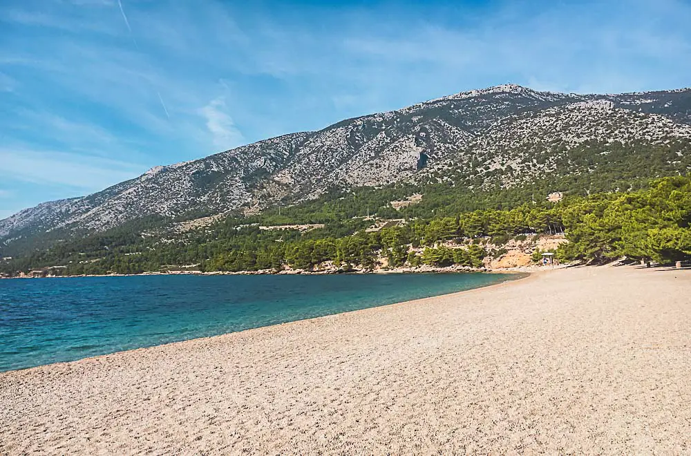 Strand an der Küste von Brac in Kroatien