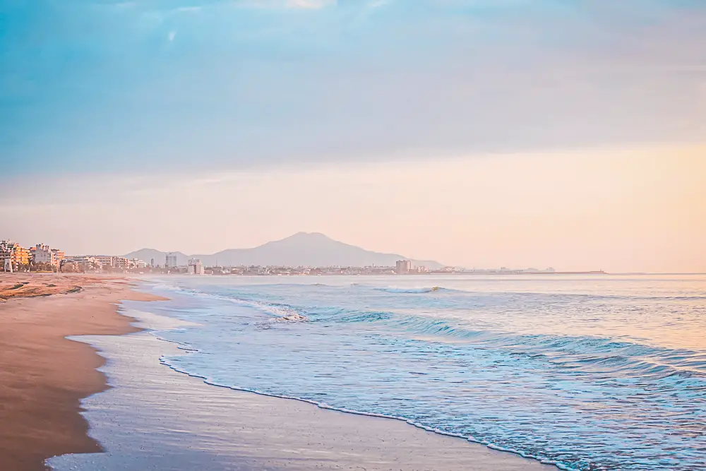 Strand an der Küste von Spanien