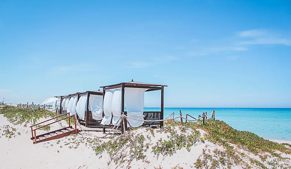 Strandliegen am Meer von Tunesien Strandliegen am Meer von Tunesien