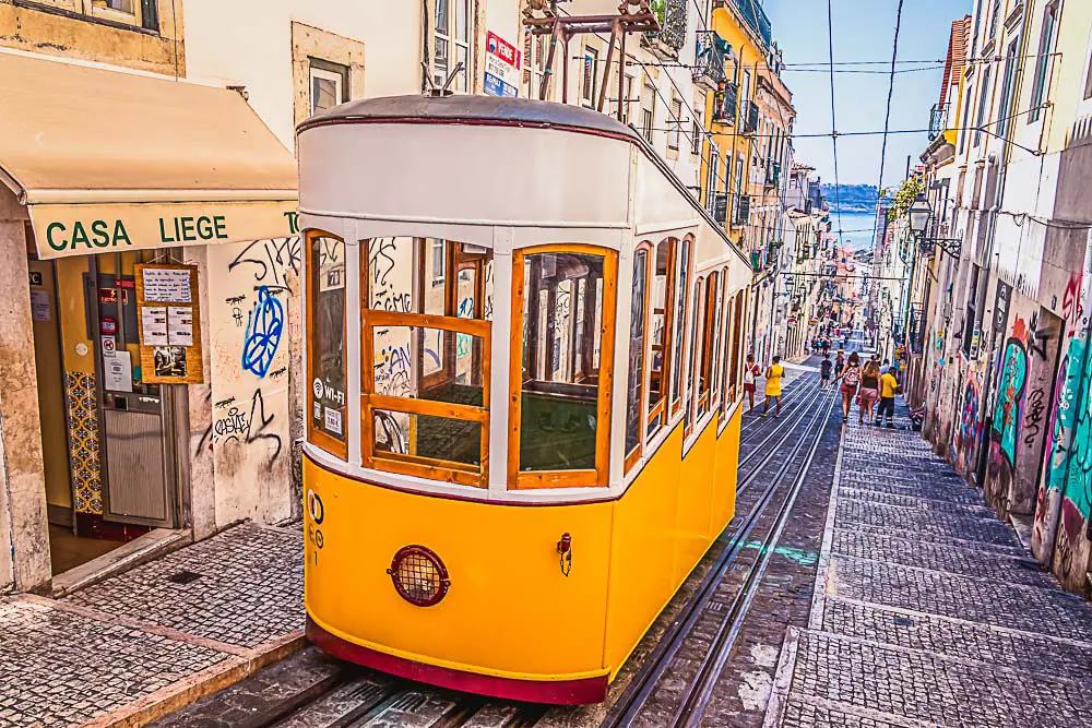 Gelbe Straßenbahn in Lissabon Portugal