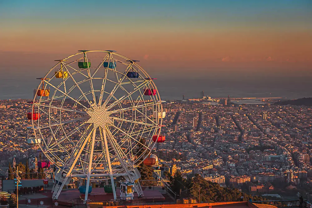 Tibidabo Hügel mit dem Riesenrad in Barcelona in Spanien