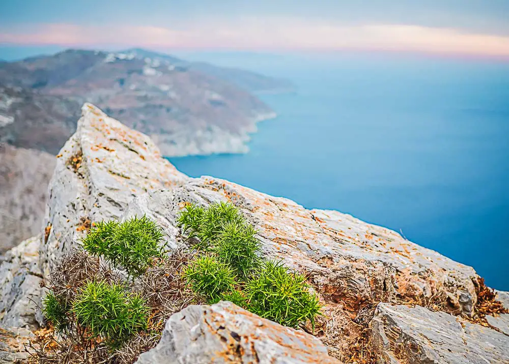 Blick von der Insel Folgeandros auf das Meer in Griechenland