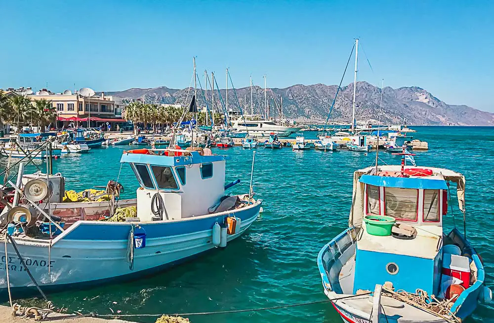 Boote im Hafen von Kos in Griechenland