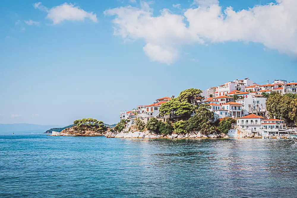 Dorf am Ufer der Insel Skiathos in Griechenland