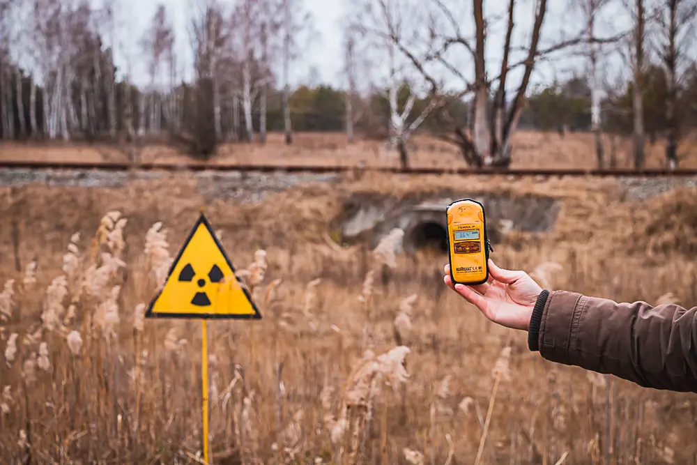 Gelber Geigerzähler vor dem Roten Wald in der Tschernobyl Sperrzone in der Ukraine