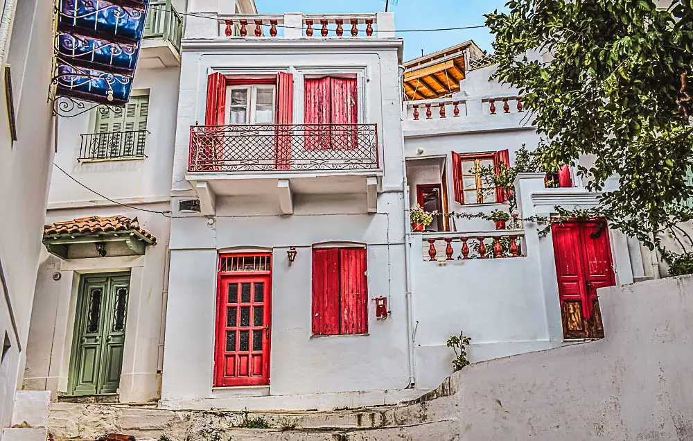 Häuser an der Küste der Insel Skopelos in Griechenland