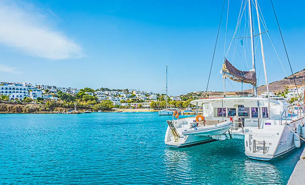 Katamaran in einem Hafen der Insel Paros in Griechenland