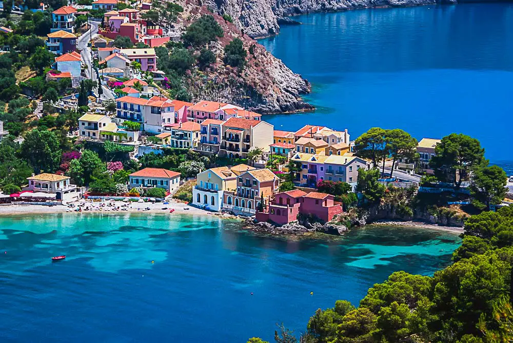 Strand an der Küste der Insel Kefalonia in Griechenland