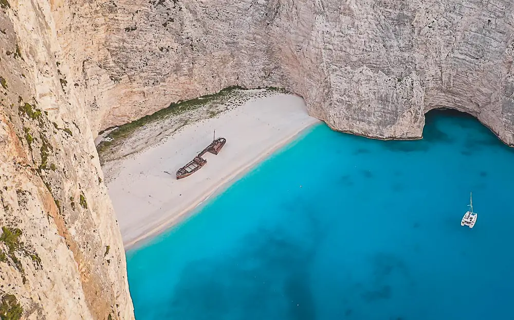 Strand in einer Bucht auf der Insel Zakynthos in Griechenland