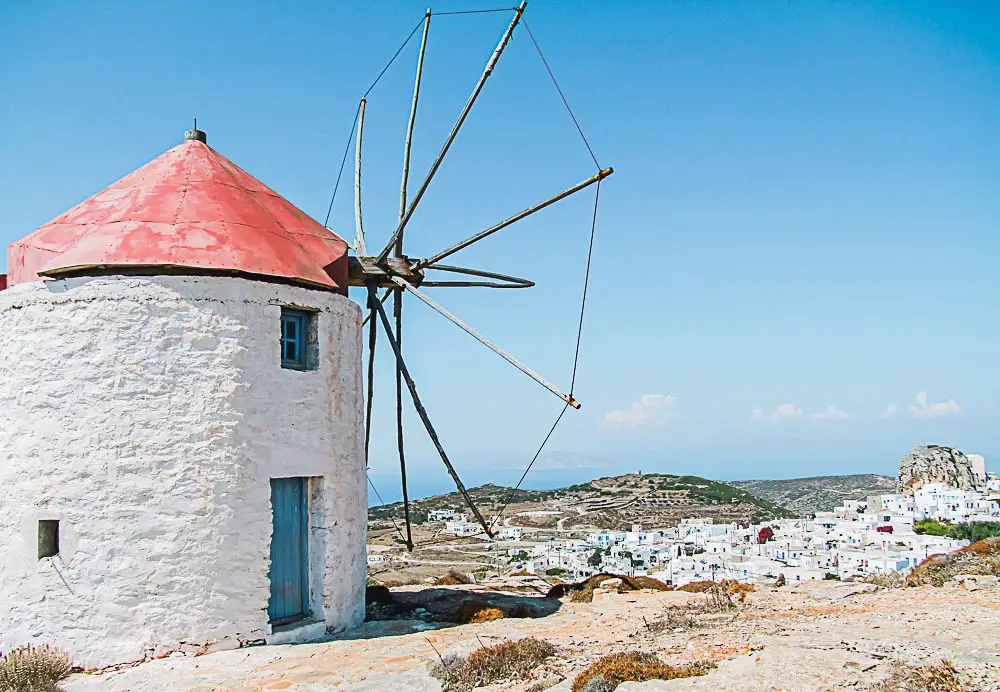 Windmühle an der Küste der Insel Amorgos in Griechenland