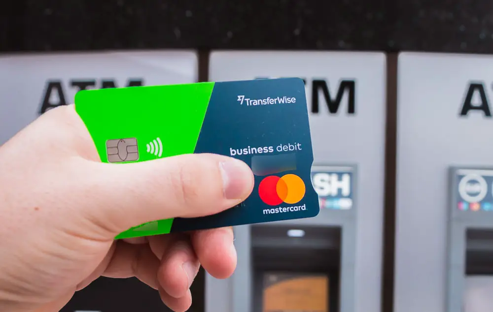 Geld abheben mit einer Transferwise for Business Mastercard Kreditkarte
