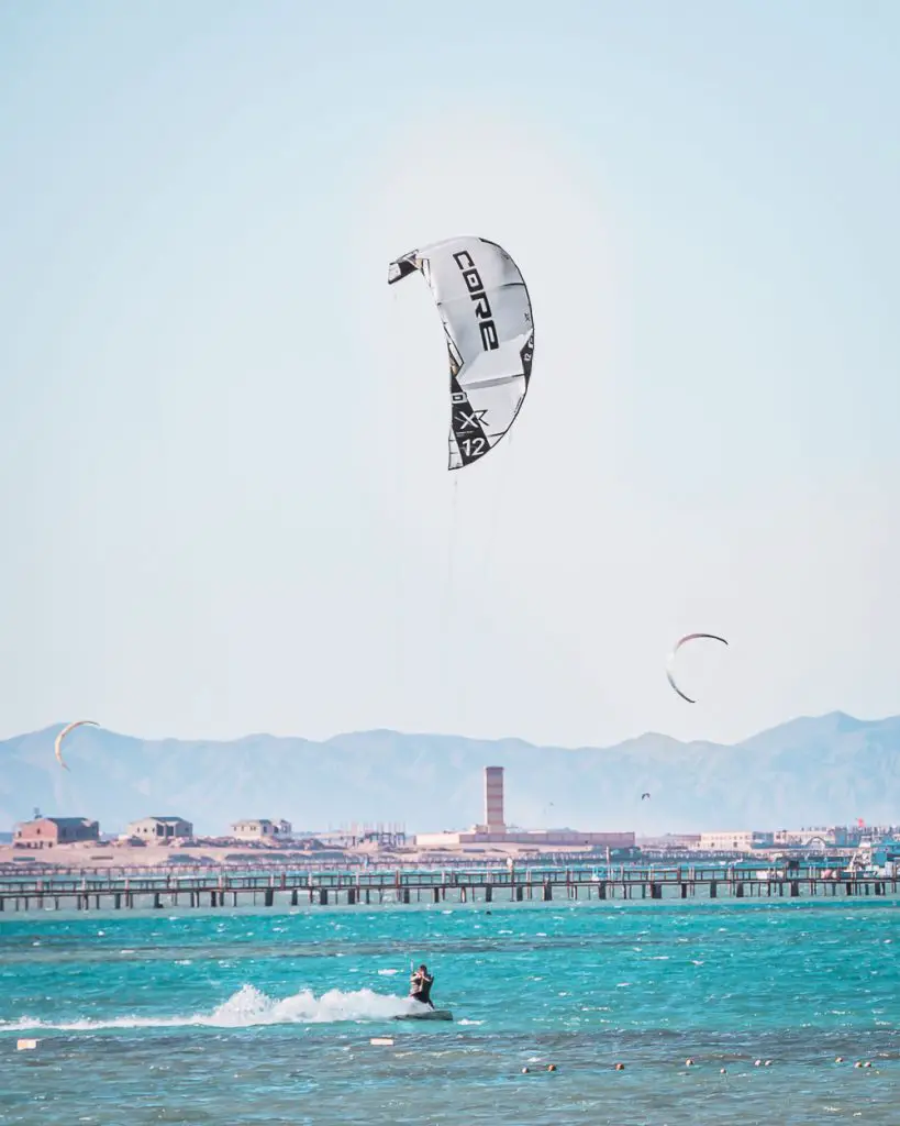 Wind und Kite Surfer in Hurghada in Ägypten
