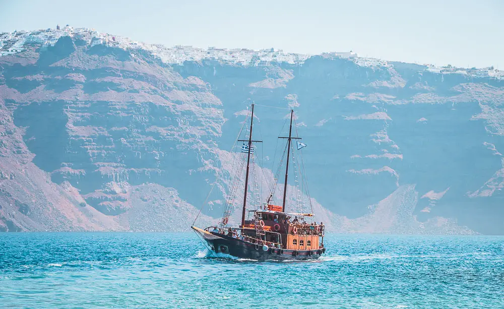 Boot im Meer vor Santorini in Griechenland