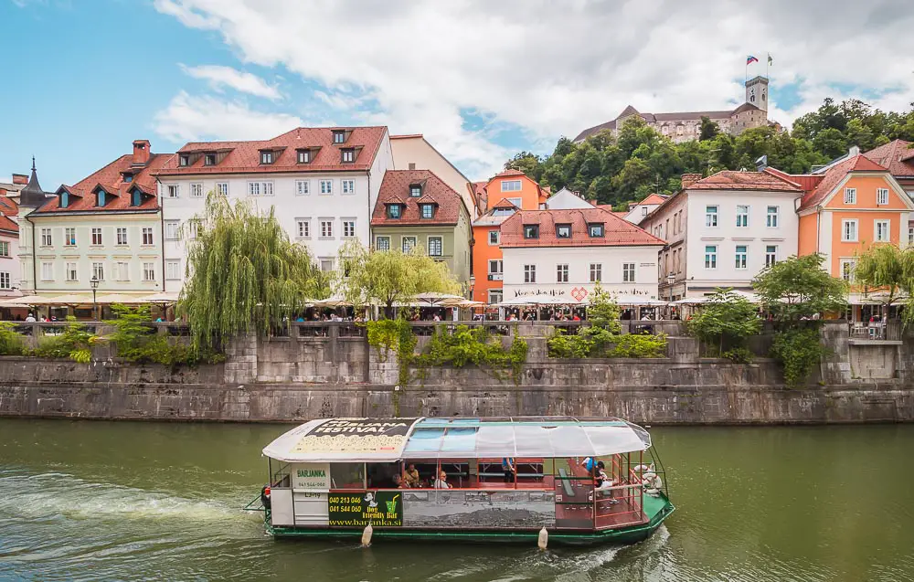 Bootsfahrt am Fluss in der Altstadt von Laibach in Slowenien